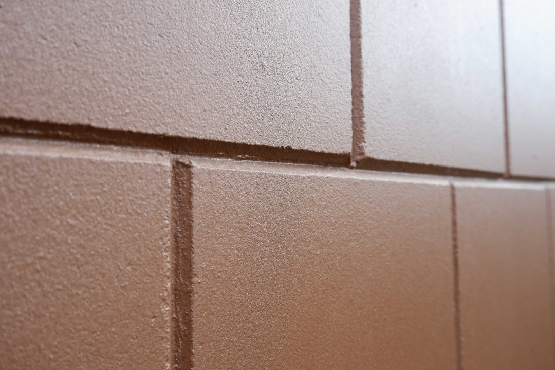 Sieht beinahe aus wie eine Tafel Schokolade: Die Fassade der Verwaltung von scharfesGELB wurde mit ZERO RenoTop Housepaint Metallic veredelt.
